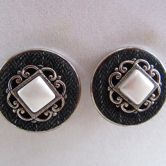Casual Corner round pierced button earrings with fabric, faux pearl & filigree - Picture 5 of 7
